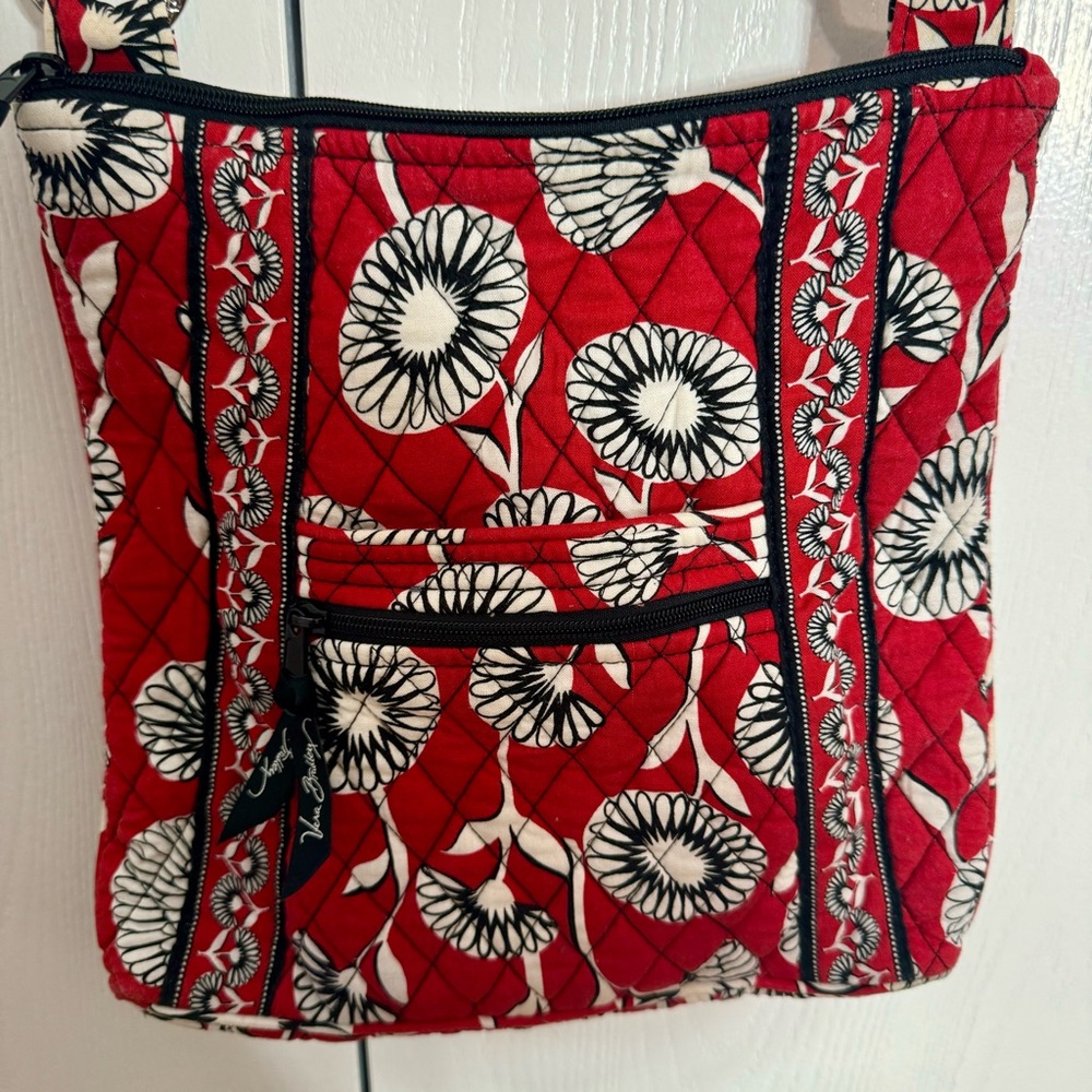 Pre-owned. Vera Bradley Crossbody Floral Purse. Retired RED "DECO DAISY" pattern